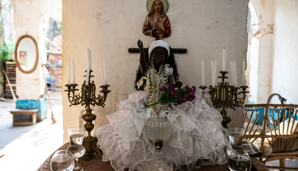 A picture of a Hoodoo shrine.